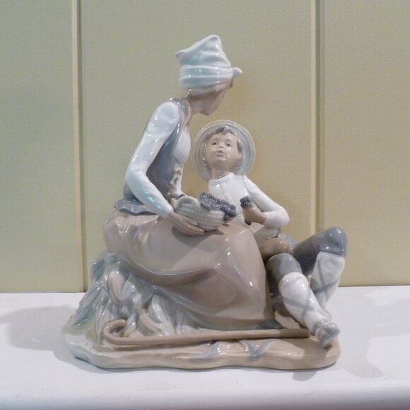 Nao by Lladro Vintage 1977 Figurine 'Chattering' #199 Boy and Girl Eating Grapes - Picture 3 of 16